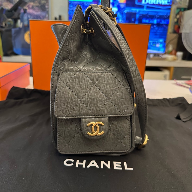 Chanel 25中型深灰色荔枝紋小牛皮後背包-3