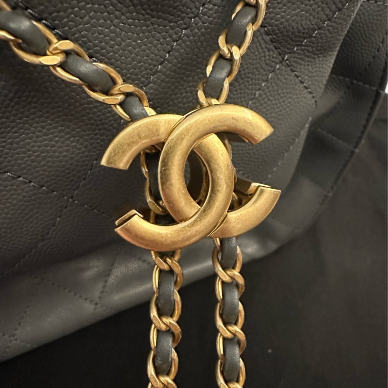 Chanel 25中型深灰色荔枝紋小牛皮後背包-5