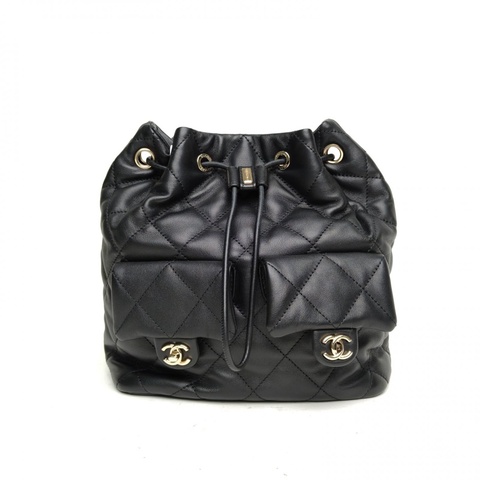 CHANEL 23B無蓋雙口袋抽繩雙肩包黑色牛皮晶片開金扣