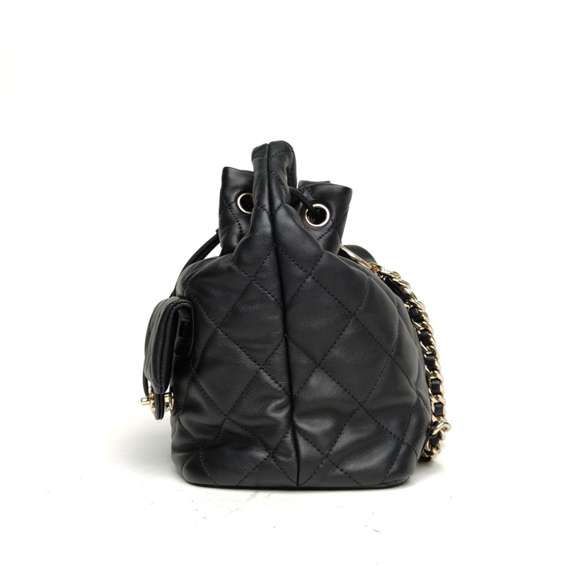 CHANEL 23B無蓋雙口袋抽繩雙肩包黑色牛皮晶片開金扣-1