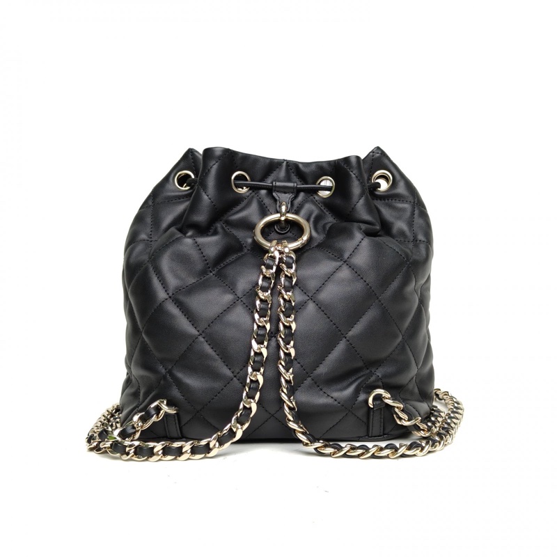 CHANEL 23B無蓋雙口袋抽繩雙肩包黑色牛皮晶片開金扣-2