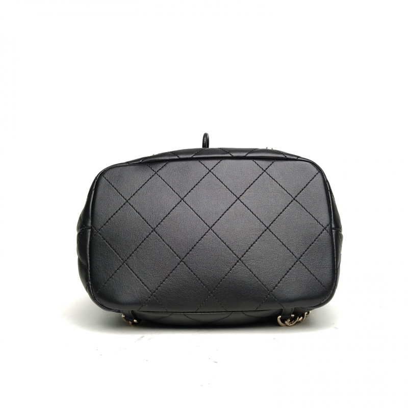 CHANEL 23B無蓋雙口袋抽繩雙肩包黑色牛皮晶片開金扣-3