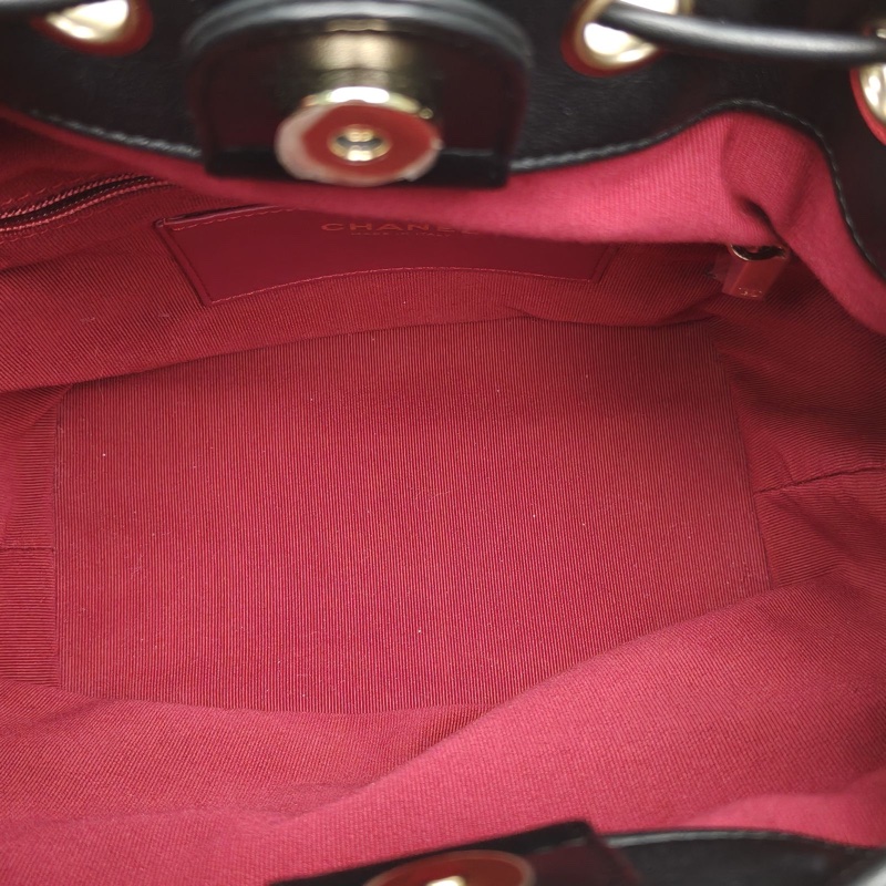 CHANEL 23B無蓋雙口袋抽繩雙肩包黑色牛皮晶片開金扣-4