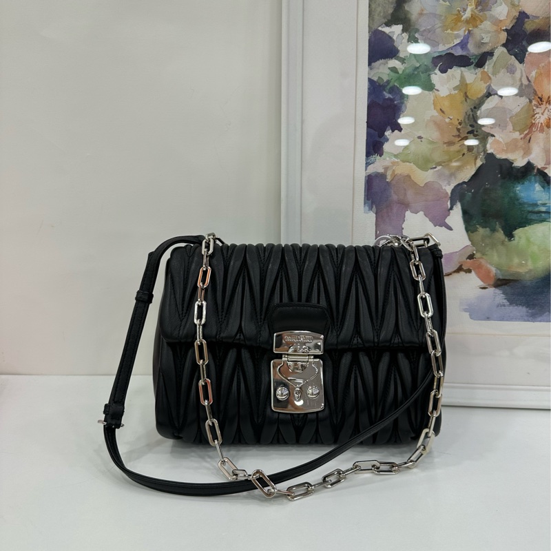 Miumiu繆繆黑色褶皺鏈條包,經典褶皺設計,搭配銀色鏈條肩帶,可單肩斜挎兩用。尺寸22x16x8cm-1