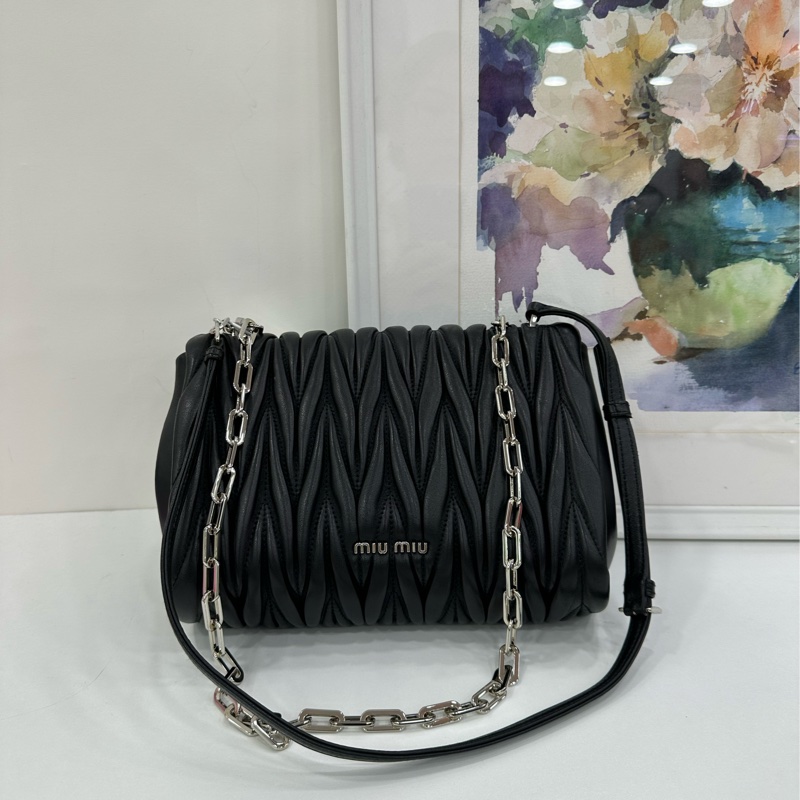 Miumiu繆繆黑色褶皺鏈條包,經典褶皺設計,搭配銀色鏈條肩帶,可單肩斜挎兩用。尺寸22x16x8cm-2