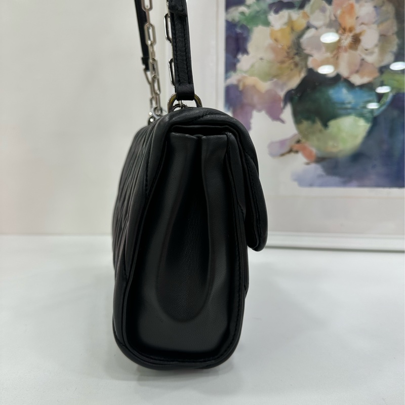 Miumiu繆繆黑色褶皺鏈條包,經典褶皺設計,搭配銀色鏈條肩帶,可單肩斜挎兩用。尺寸22x16x8cm-3