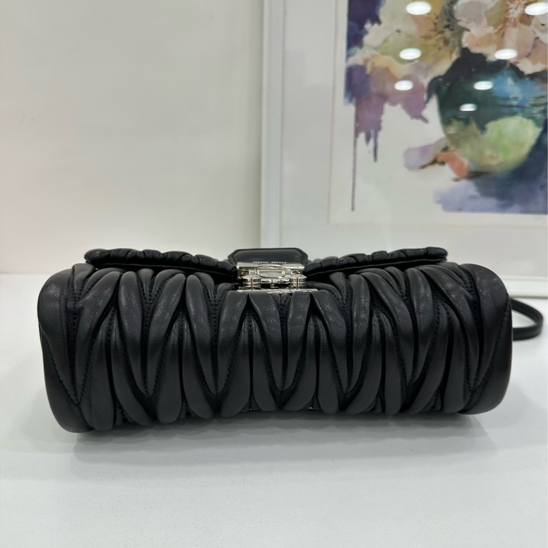 Miumiu繆繆黑色褶皺鏈條包,經典褶皺設計,搭配銀色鏈條肩帶,可單肩斜挎兩用。尺寸22x16x8cm-5