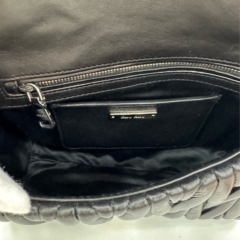 Miumiu繆繆黑色褶皺鏈條包,經典褶皺設計,搭配銀色鏈條肩帶,可單肩斜挎兩用。尺寸22x16x8cm-7