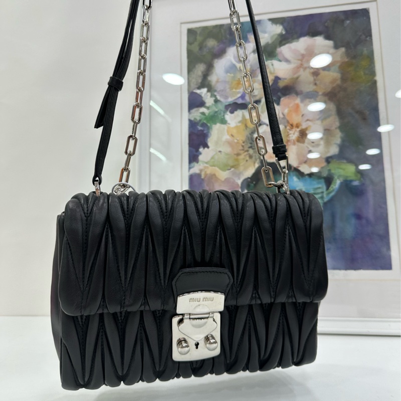 Miumiu繆繆黑色褶皺鏈條包,經典褶皺設計,搭配銀色鏈條肩帶,可單肩斜挎兩用。尺寸22x16x8cm-8