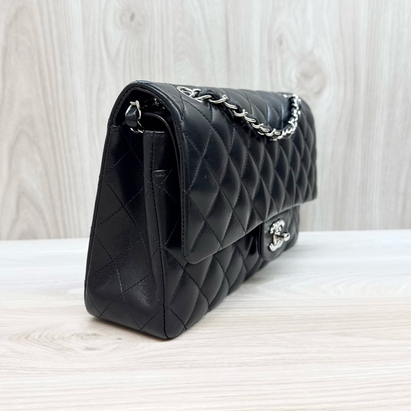 CHANEL黑銀羊皮CF25口蓋包A01112-4