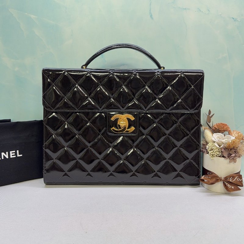 CHANEL Vintage菱格紋漆皮雙C轉扣公事包-0