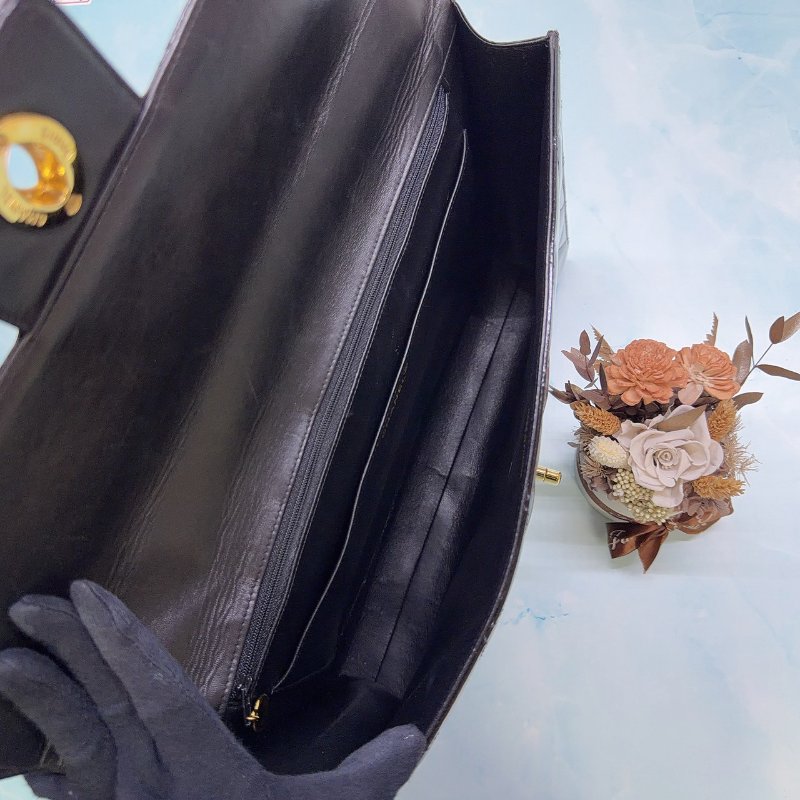 CHANEL Vintage菱格紋漆皮雙C轉扣公事包-3