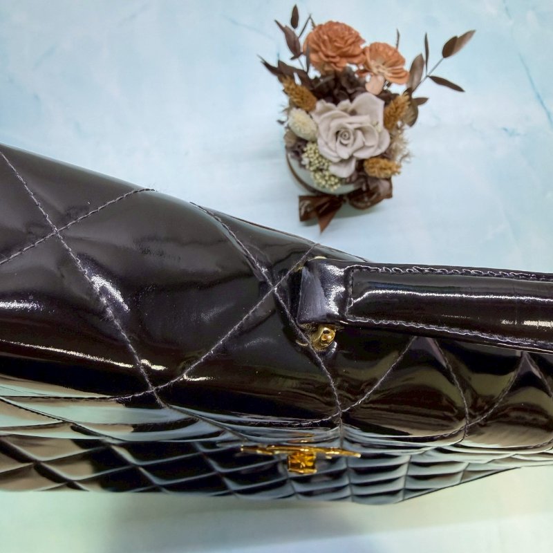 CHANEL Vintage菱格紋漆皮雙C轉扣公事包-6