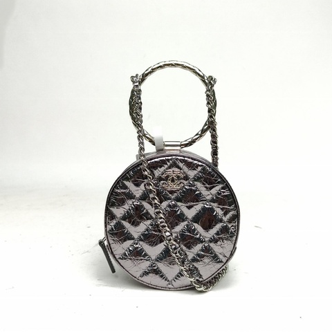 CHANEL 季節款金屬圓環圓餅包銀色牛皮30開銀扣