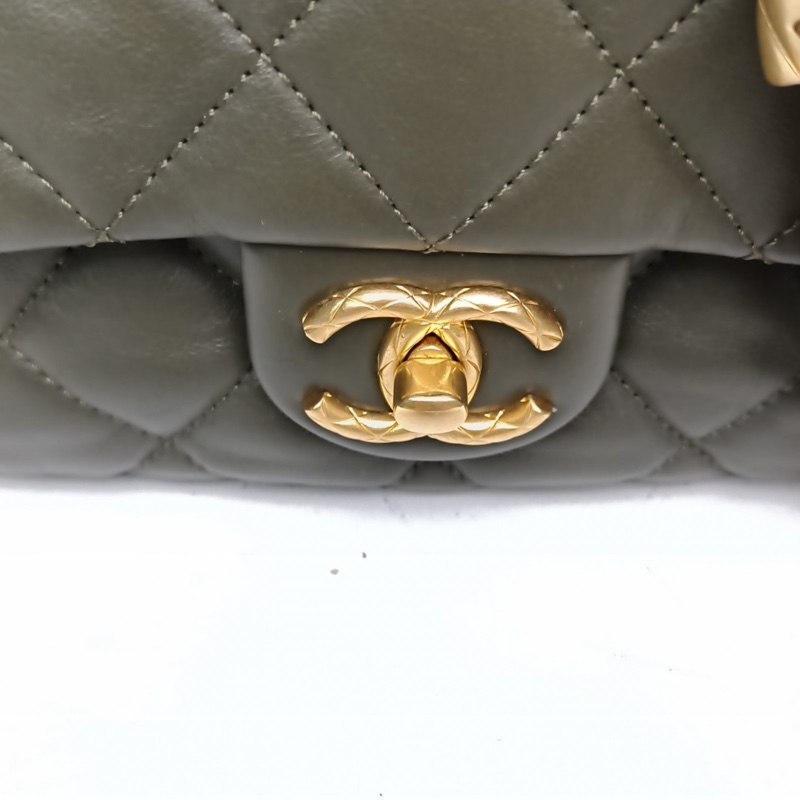 CHANEL 22K口蓋風琴包綠色羊皮晶片金扣金柱調節扣鏈條-4