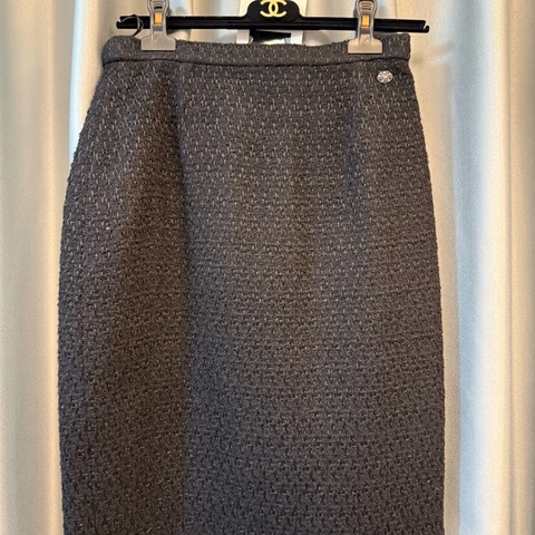 Chanel classic tweed skirt