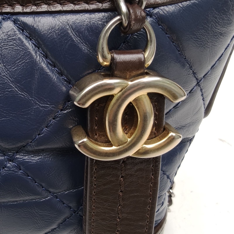 CHANEL GABRIELLE流浪小號藍色牛皮26開金銀扣棕底-4