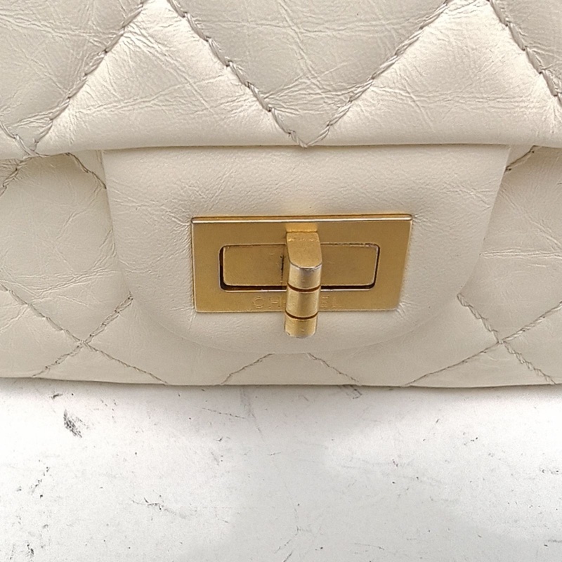 CHANEL 2.55翻蓋鏈條手機包白色牛皮30開金扣-4