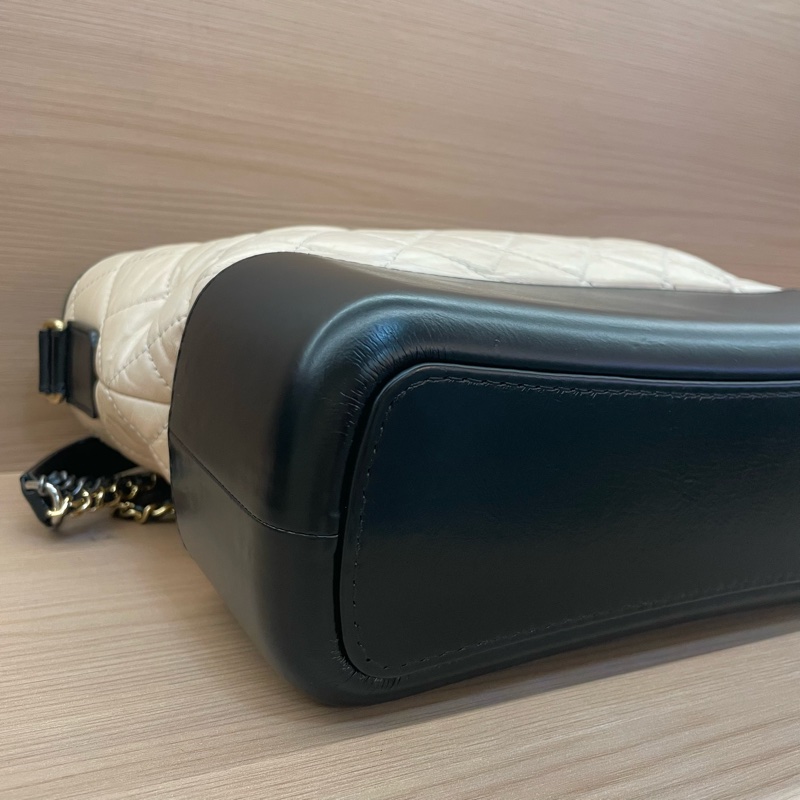 NO:D40 Chanel 香奈儿 Gabrielle 中號 26開 奶茶拼黑色鸳鸯链条流浪包 有塵袋 無卡無盒子 尺寸底長27*高22-5