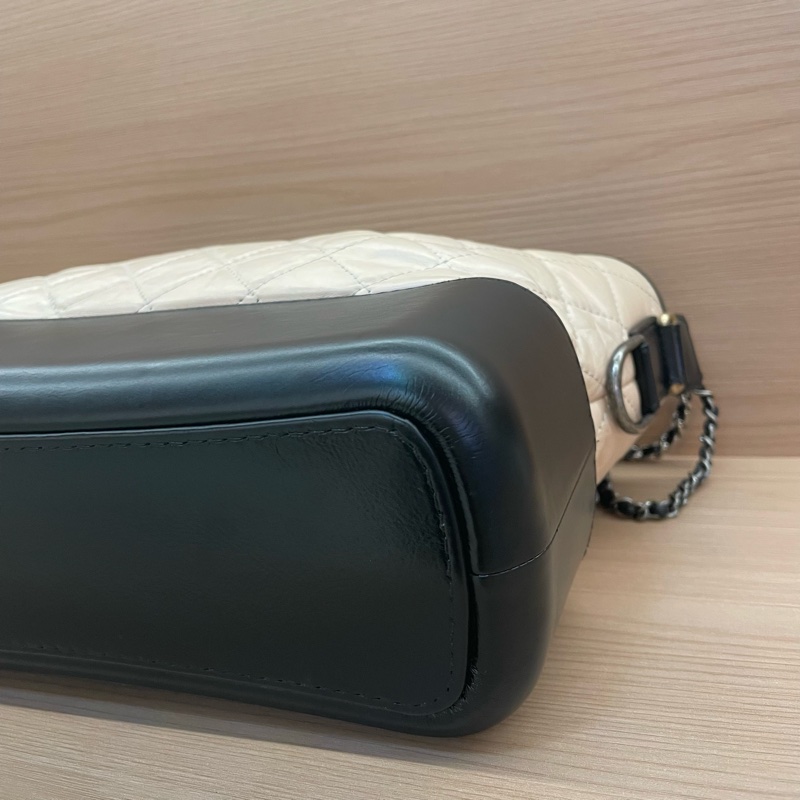 NO:D40 Chanel 香奈儿 Gabrielle 中號 26開 奶茶拼黑色鸳鸯链条流浪包 有塵袋 無卡無盒子 尺寸底長27*高22-6