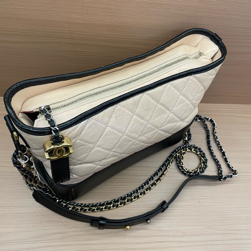 NO:D40 Chanel 香奈儿 Gabrielle 中號 26開 奶茶拼黑色鸳鸯链条流浪包 有塵袋 無卡無盒子 尺寸底長27*高22-7