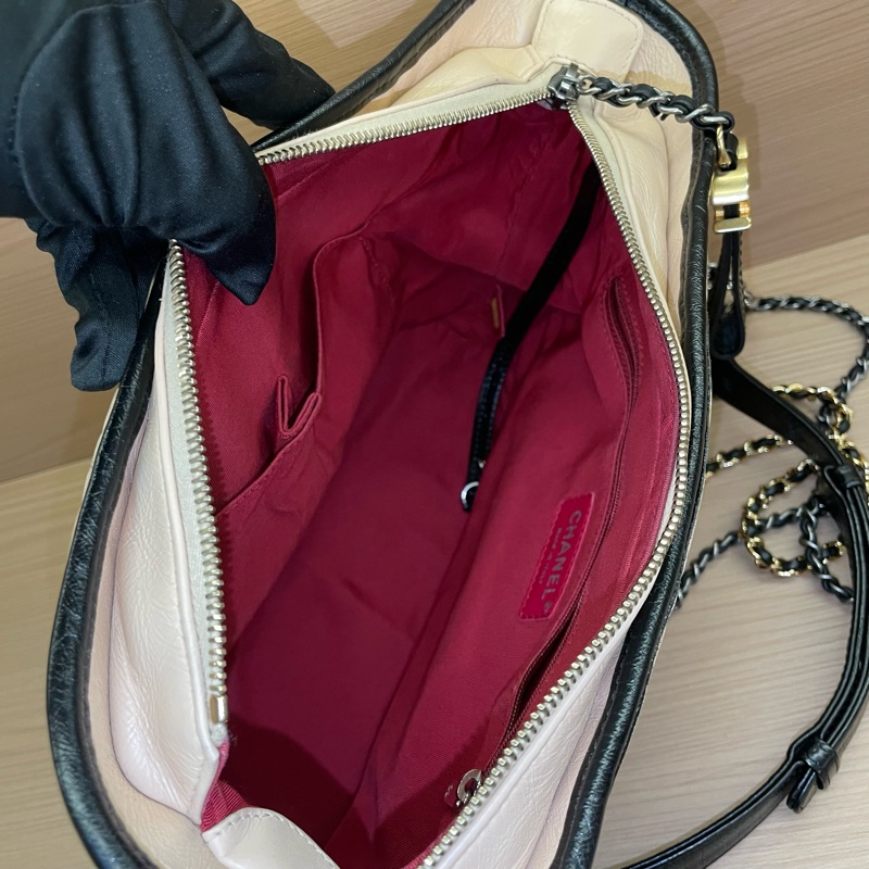 NO:D40 Chanel 香奈儿 Gabrielle 中號 26開 奶茶拼黑色鸳鸯链条流浪包 有塵袋 無卡無盒子 尺寸底長27*高22-8