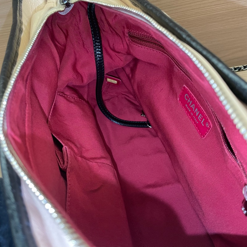 NO:D40 Chanel 香奈儿 Gabrielle 中號 26開 奶茶拼黑色鸳鸯链条流浪包 有塵袋 無卡無盒子 尺寸底長27*高22-10