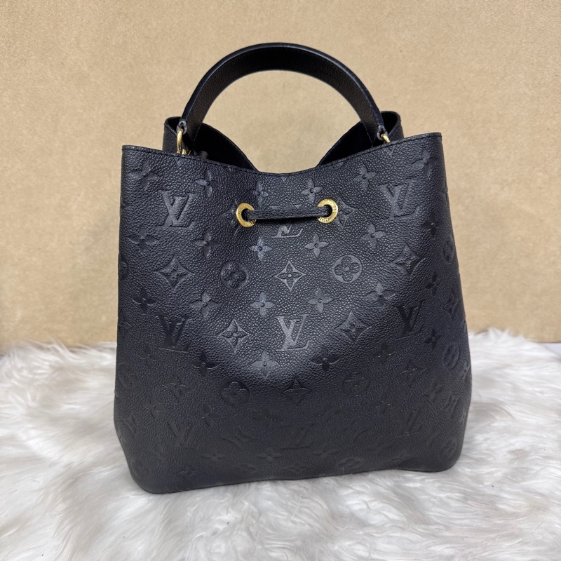 ［ 專櫃快10萬 ］LV NoeNeo MM 黑牛皮水桶包 晶片款-1