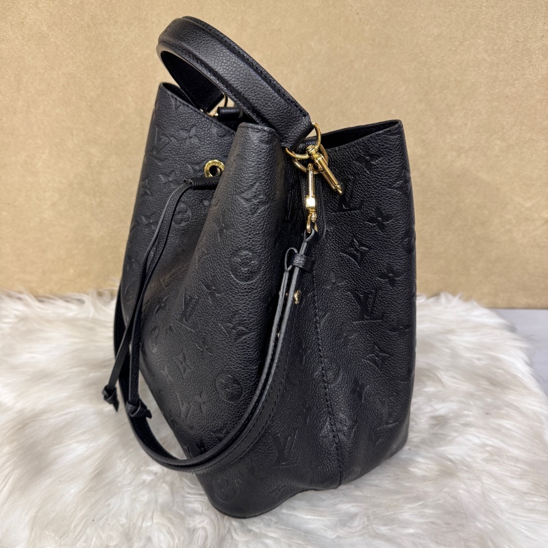 ［ 專櫃快10萬 ］LV NoeNeo MM 黑牛皮水桶包 晶片款-3