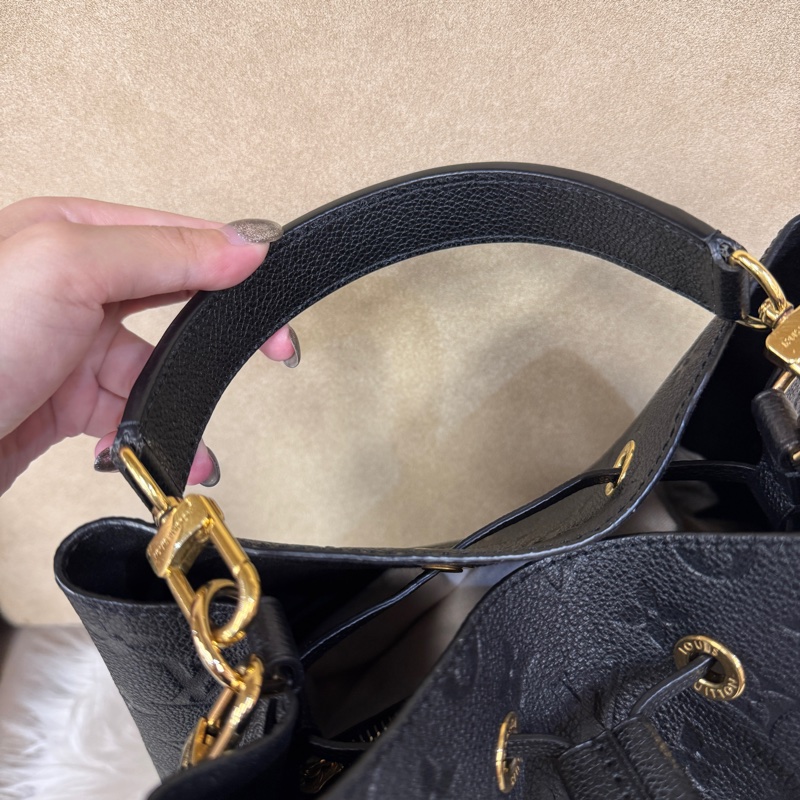 ［ 專櫃快10萬 ］LV NoeNeo MM 黑牛皮水桶包 晶片款-8