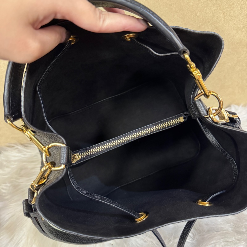 ［ 專櫃快10萬 ］LV NoeNeo MM 黑牛皮水桶包 晶片款-9