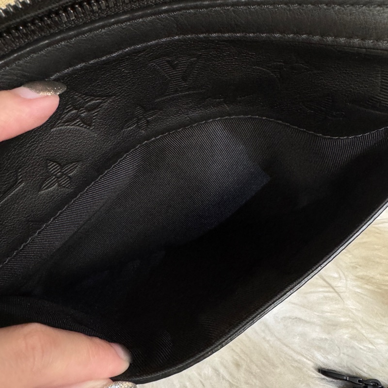 ［ 專櫃10萬找500 ］LV Trio黑牛皮三合一郵差包 晶片款-9