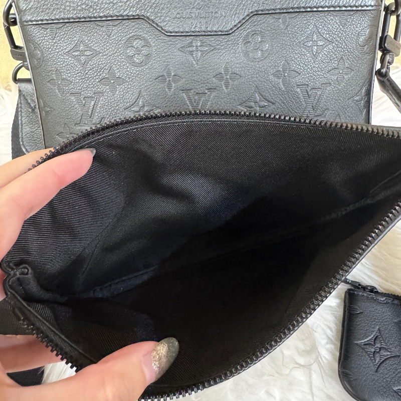 ［ 專櫃10萬找500 ］LV Trio黑牛皮三合一郵差包 晶片款-10