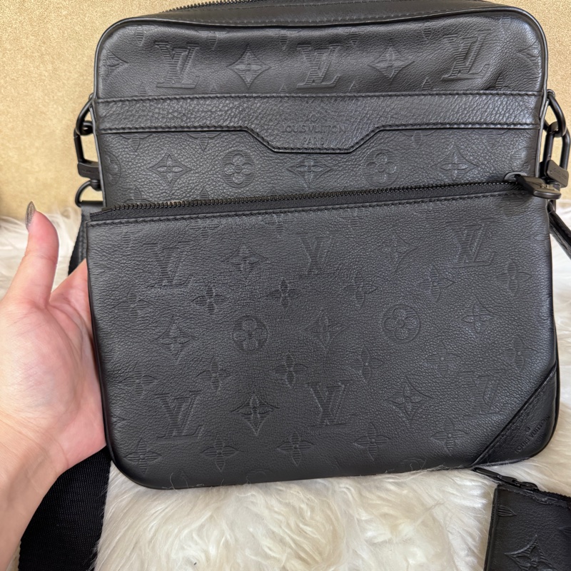 ［ 專櫃10萬找500 ］LV Trio黑牛皮三合一郵差包 晶片款-11