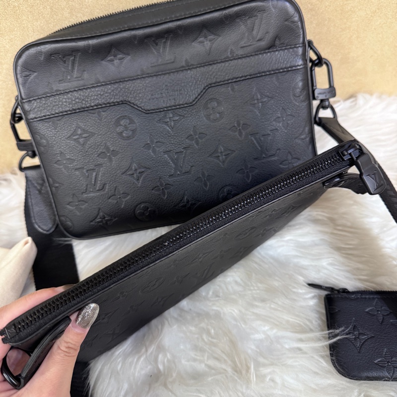 ［ 專櫃10萬找500 ］LV Trio黑牛皮三合一郵差包 晶片款-15