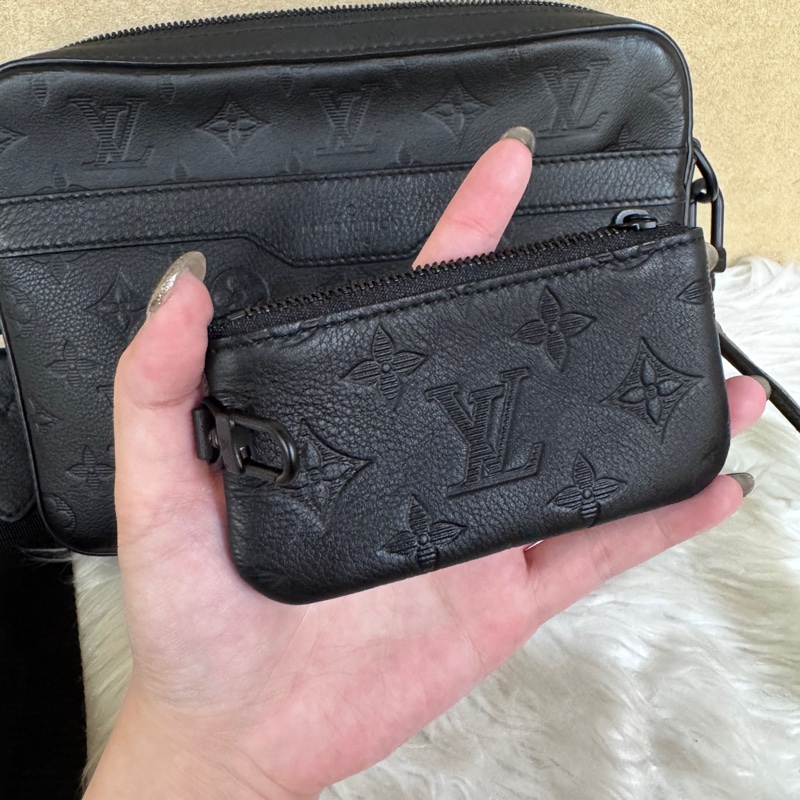 ［ 專櫃10萬找500 ］LV Trio黑牛皮三合一郵差包 晶片款-18