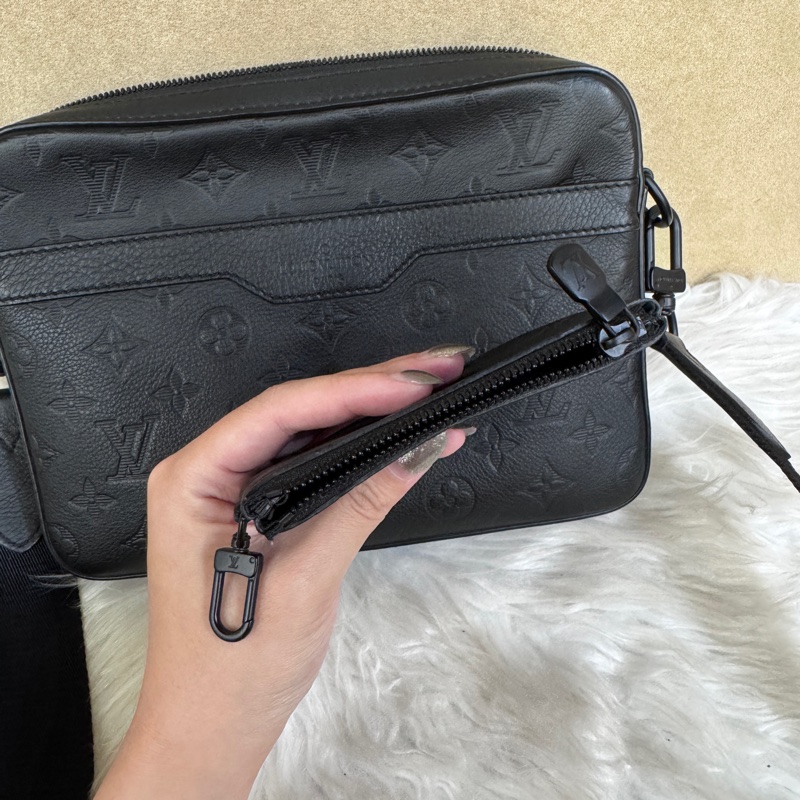 ［ 專櫃10萬找500 ］LV Trio黑牛皮三合一郵差包 晶片款-22