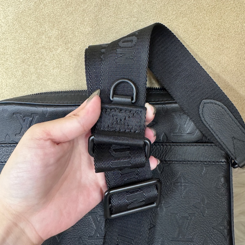 ［ 專櫃10萬找500 ］LV Trio黑牛皮三合一郵差包 晶片款-26