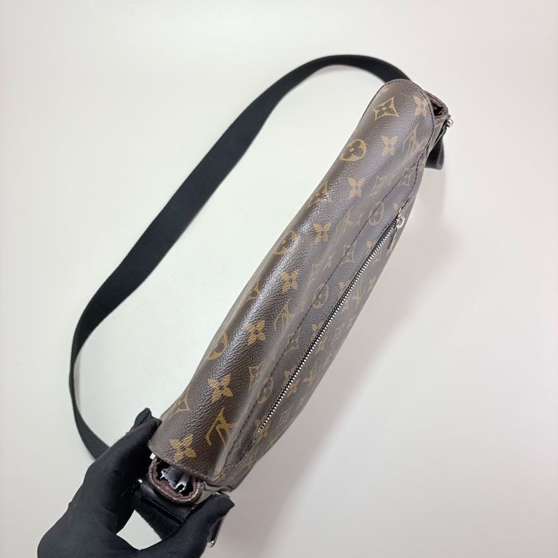 LOUIS VUITTON LV棕色老花郵差包 單肩包-3