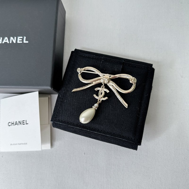 CHANEL 全新22S蝴蝶結珍珠吊墜胸針-2