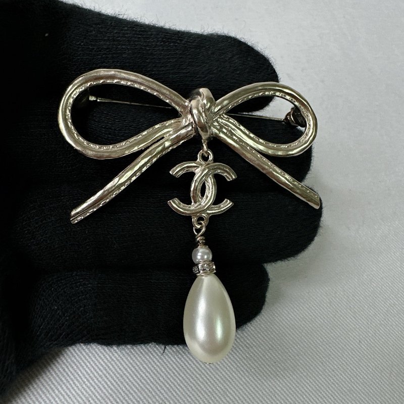 CHANEL 全新22S蝴蝶結珍珠吊墜胸針-3