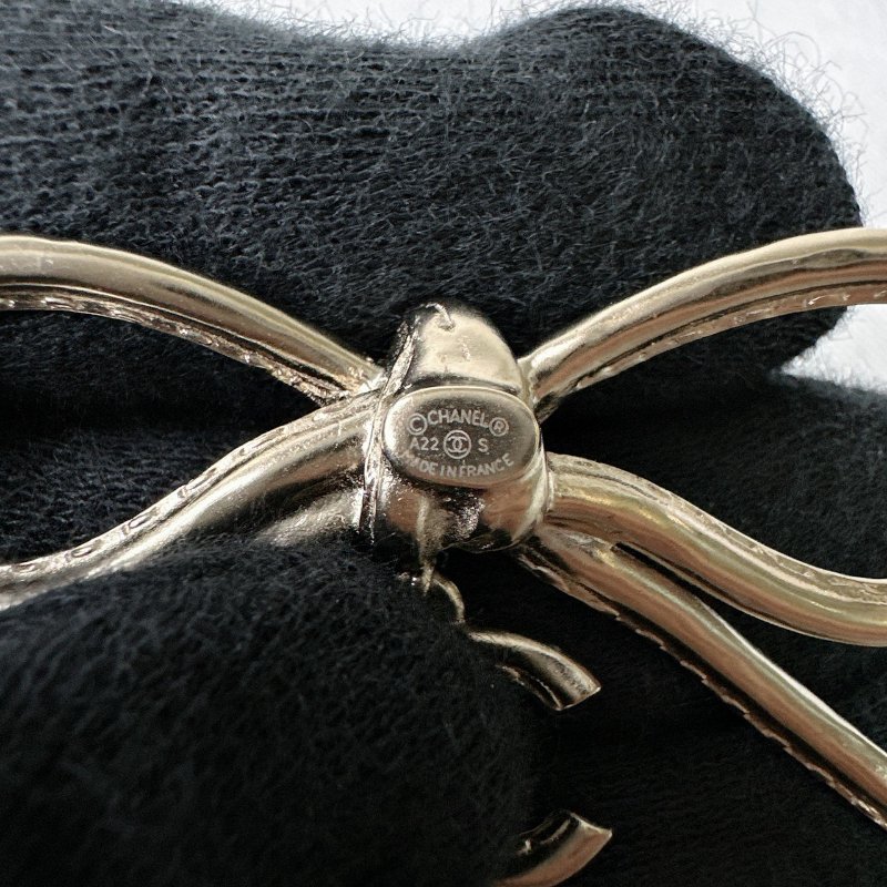 CHANEL 全新22S蝴蝶結珍珠吊墜胸針-5