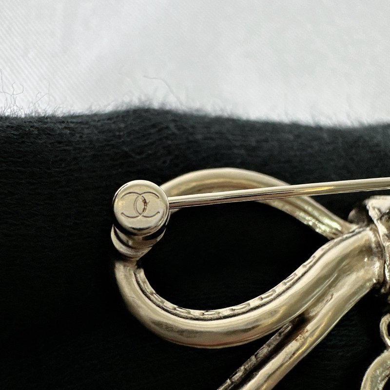 CHANEL 全新22S蝴蝶結珍珠吊墜胸針-6