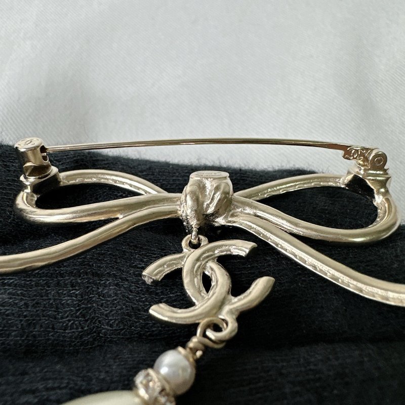 CHANEL 全新22S蝴蝶結珍珠吊墜胸針-7