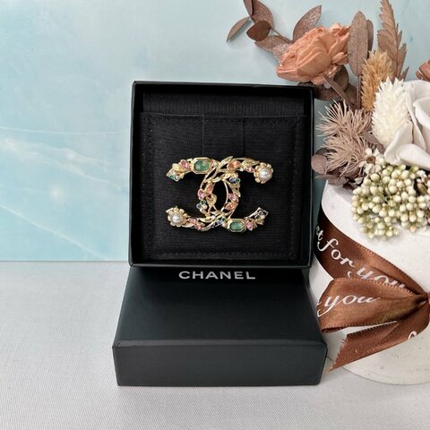 CHANEL 全新多彩寶石胸針