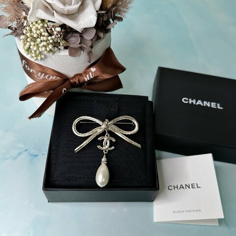 CHANEL 全新蝴蝶結珍珠雙C吊墜胸針