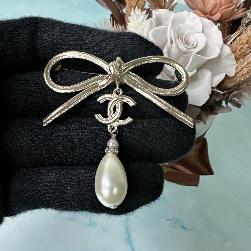 CHANEL 全新蝴蝶結珍珠雙C吊墜胸針-2