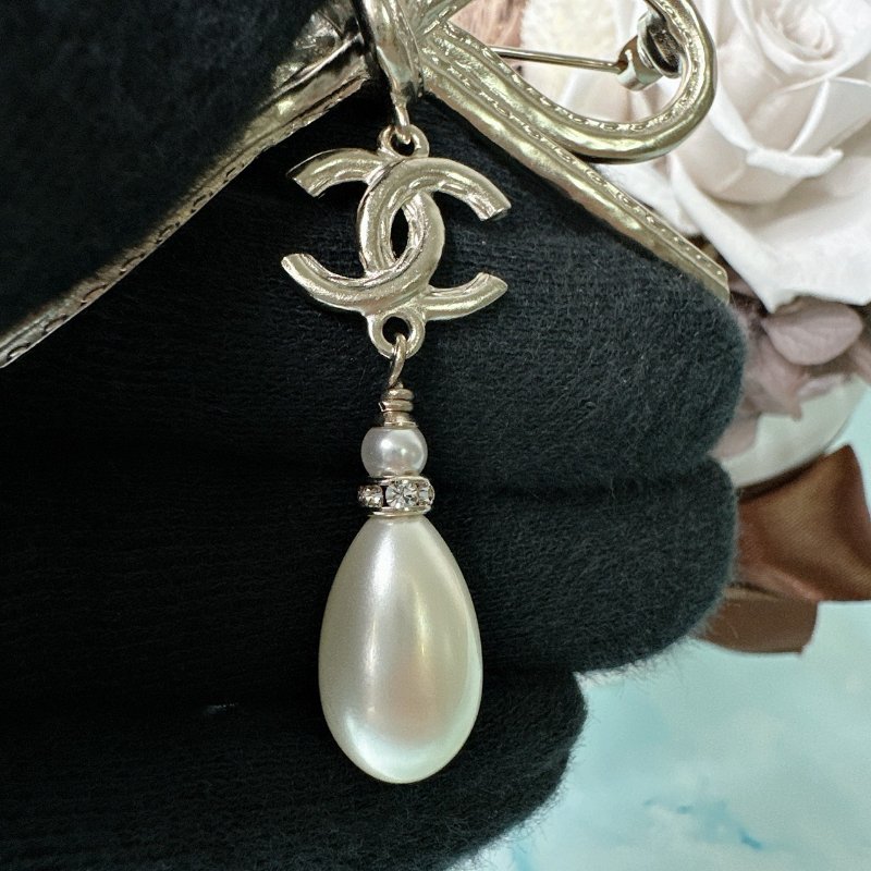 CHANEL 全新蝴蝶結珍珠雙C吊墜胸針-3