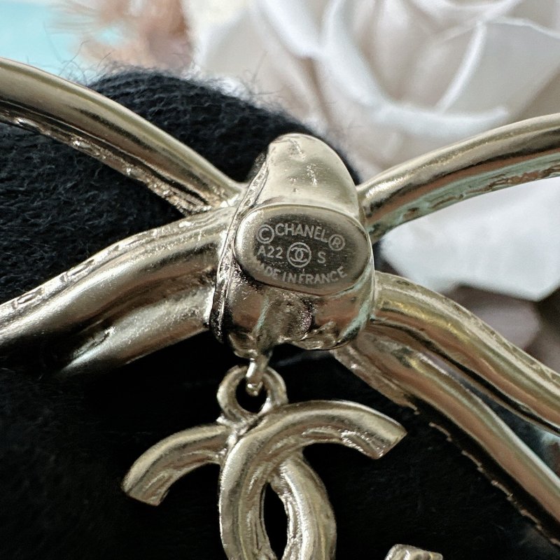 CHANEL 全新蝴蝶結珍珠雙C吊墜胸針-4