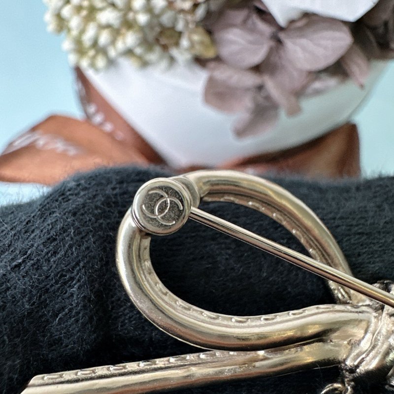 CHANEL 全新蝴蝶結珍珠雙C吊墜胸針-5